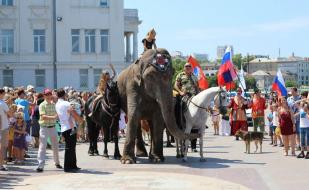 Праздничное шествие со слоном по набережной Приморского бульвара
